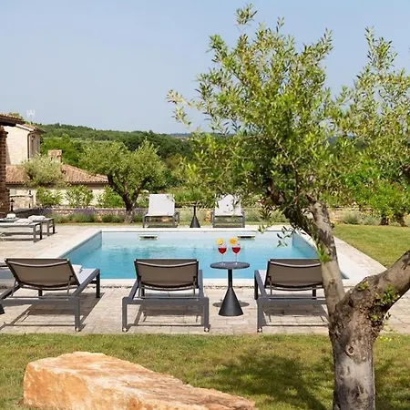Rustic Calluna & Cardamine With A Pool *