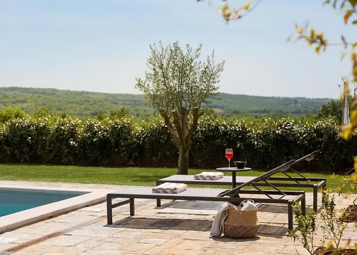 Rustic Calluna & Cardamine With A Pool Willa *