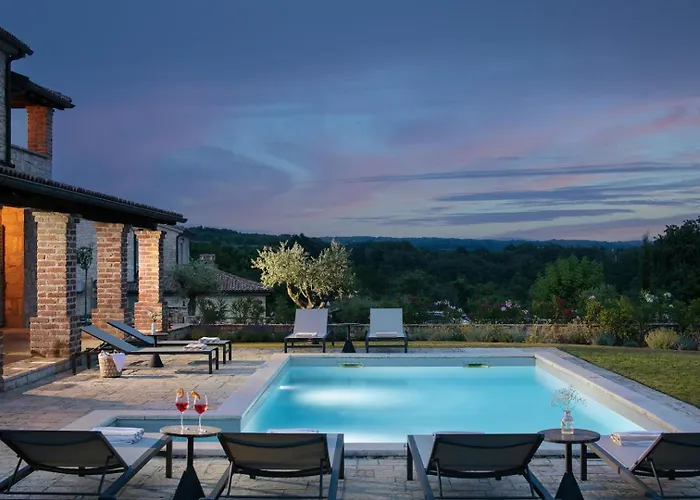 Willa Rustic Calluna & Cardamine With A Pool