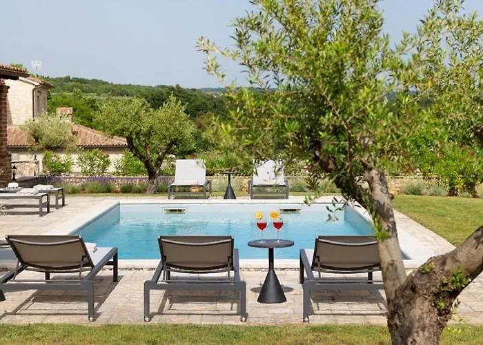 Rustic Calluna & Cardamine With A Pool *