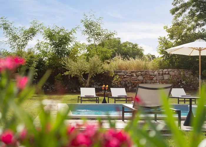 Rustic Calluna & Cardamine With A Pool Willa